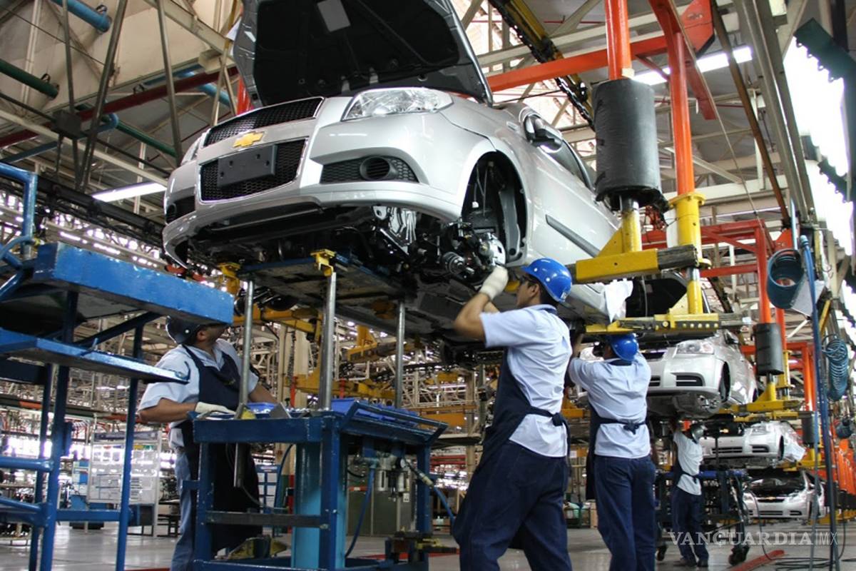 Industria automotriz 'mueve' a México pero sus bajos salarios frenan el TLCAN