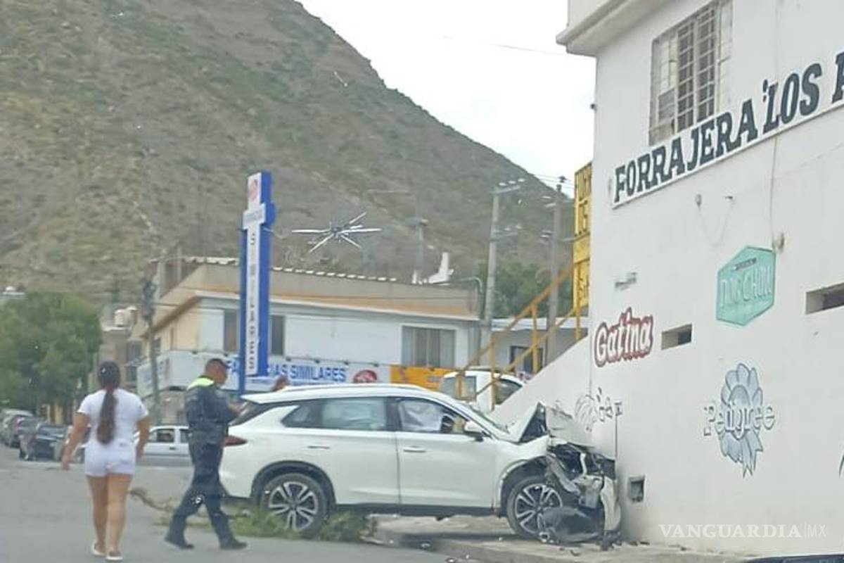 Choca tres veces y termina impactando una barda en la colonia Panteones, de Saltillo