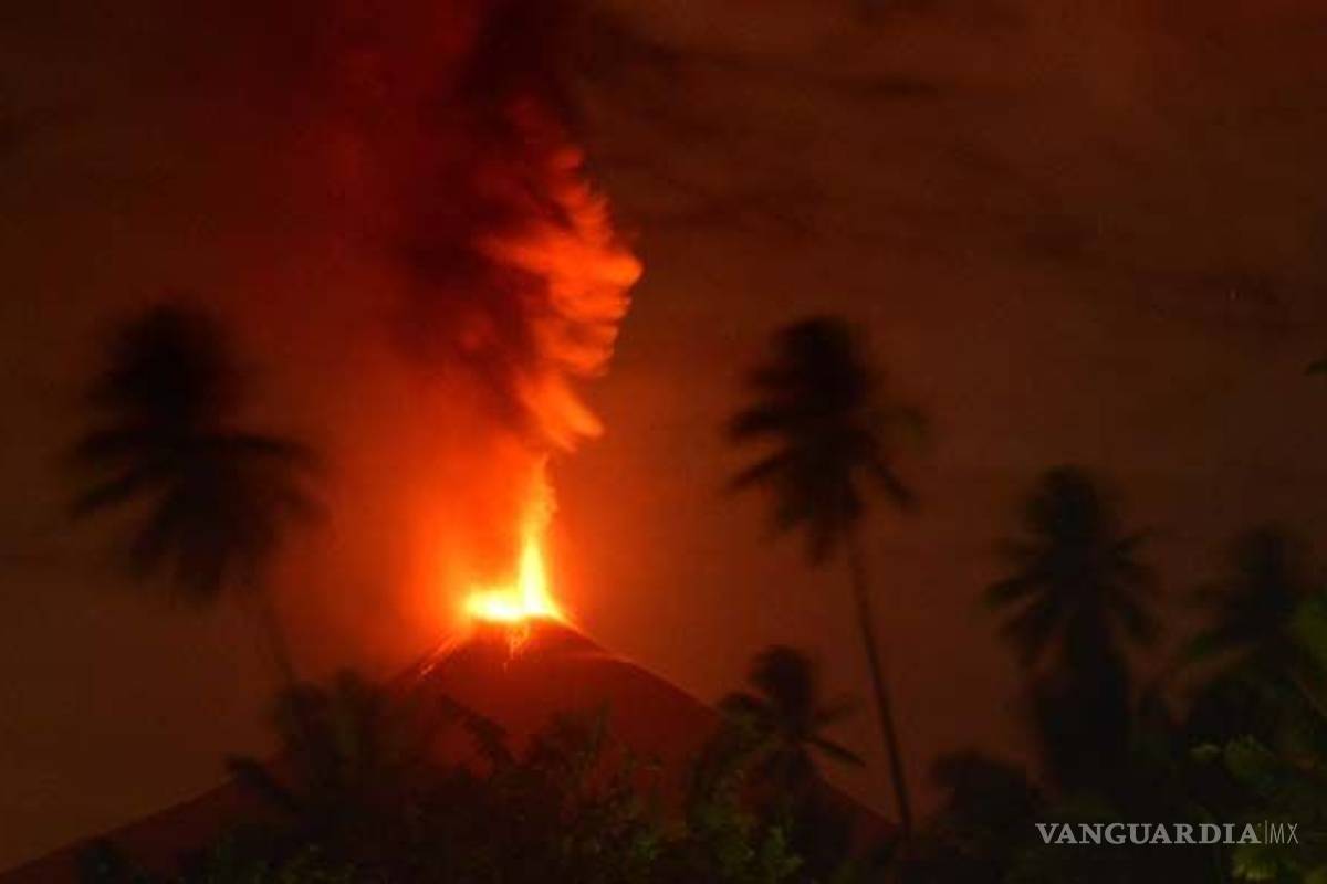 Continúa la pesadilla en Indonesia; 3 volcanes activos amenazan el país