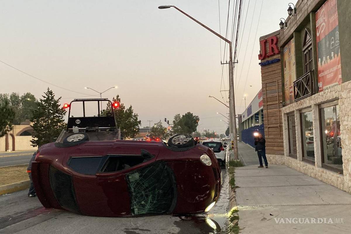 Se le empaña el parabrisas, choca y vuelca en Saltillo