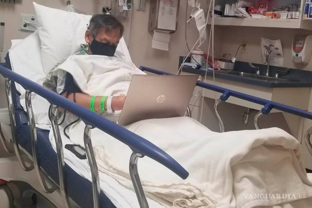 Se vuelve viral maestro que calificó los exámenes de sus alumnos desde el hospital, antes de morir