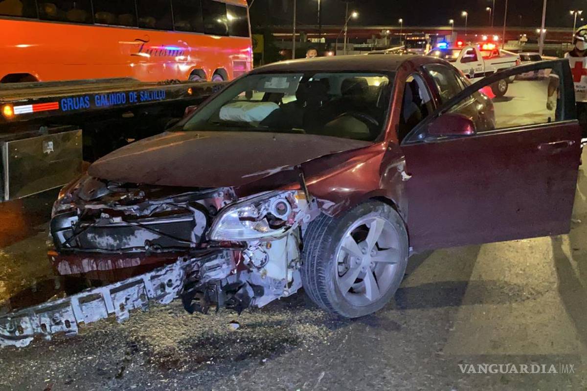 Resulta conductor ileso tras estrellarse en muro del Distribuidor Vial 'El Sarape'