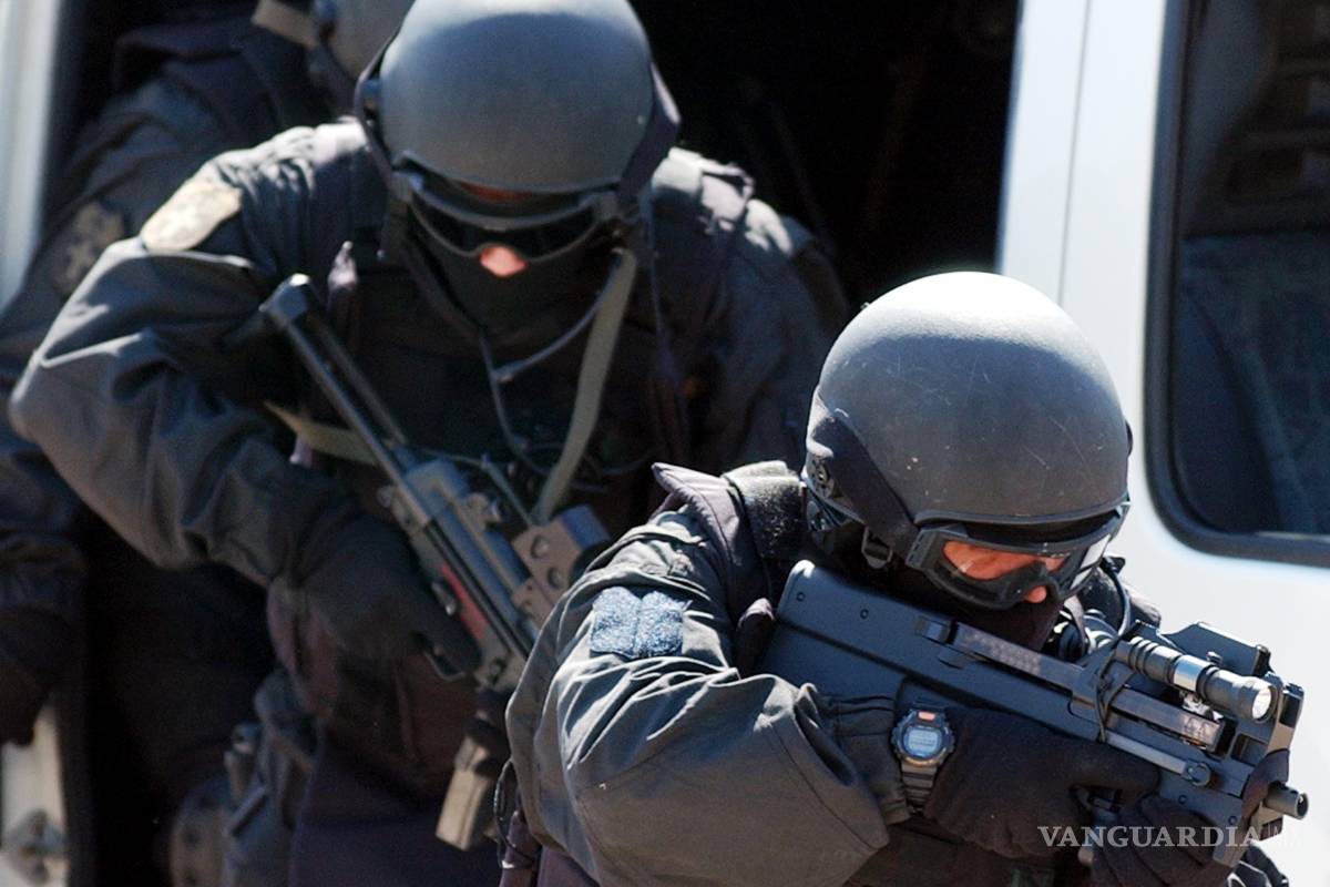 Policías de EU tendrán más armas de alto poder, Trump aprueba que reciban equipos militares