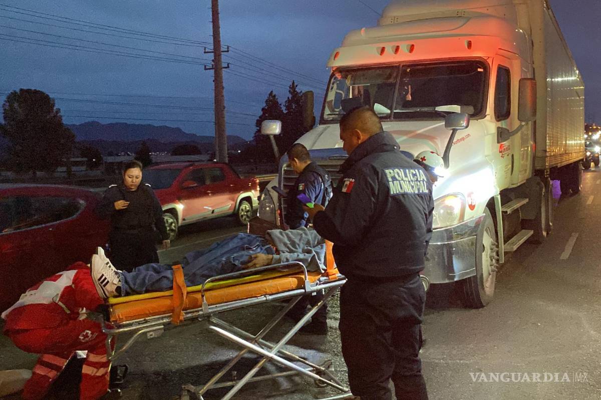 ¡Se salva de milagro! Joven es arrollado por un tráiler al sur de Saltillo