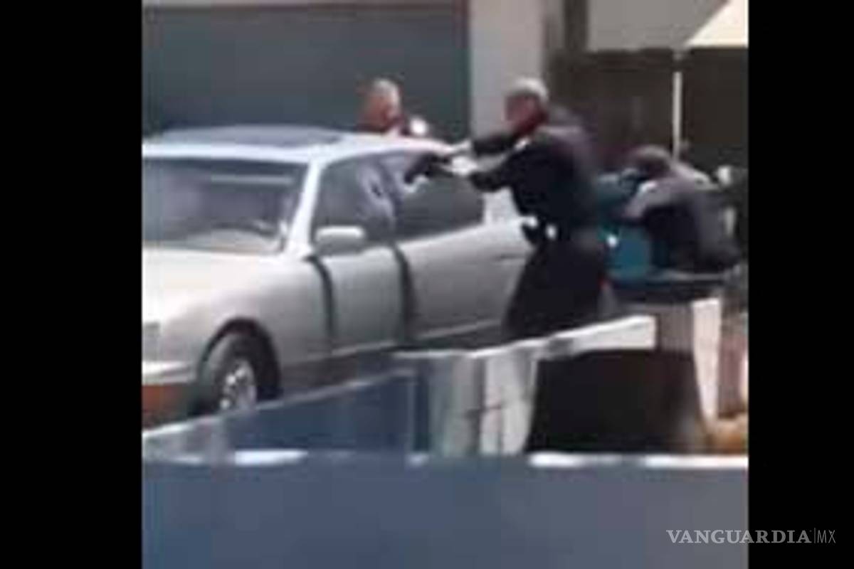 Policías de Phoenix acribillan a hombre sentado en su automóvil estacionado