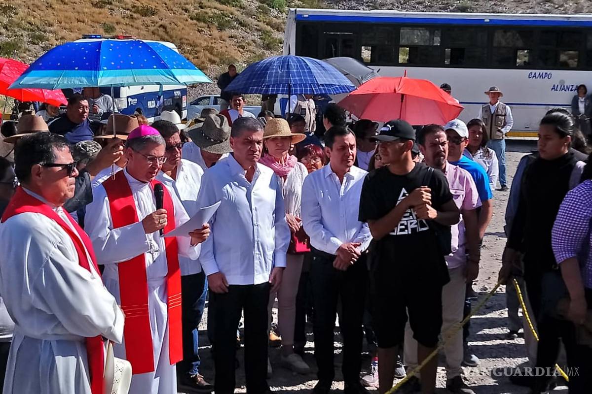 Asiste Miguel Riquelme al viacrucis del Cerro de las Noas