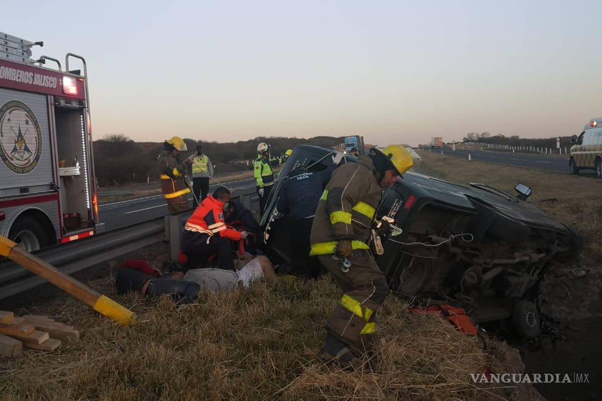 Fallecen 13 personas tras volcadura en Jalisco