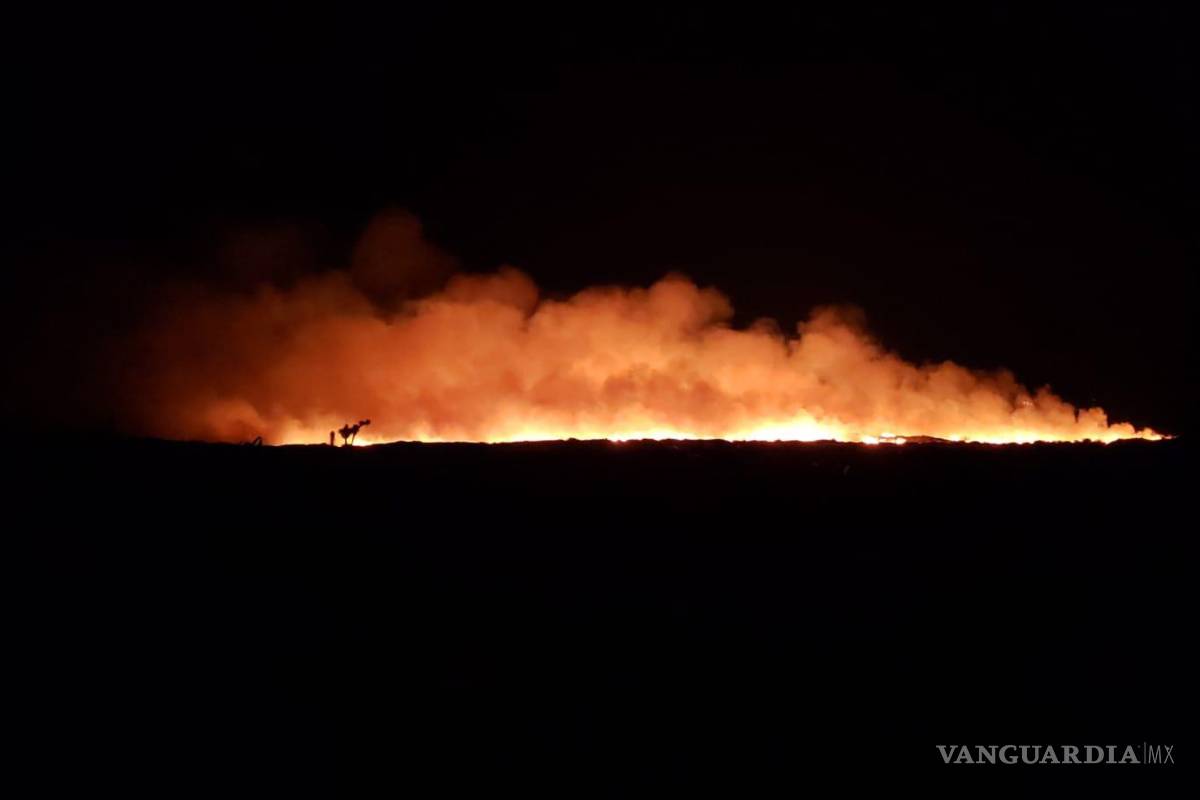 Reportan fuerte incendio en relleno sanitario de Parras; señalan que no fue atendido (video)