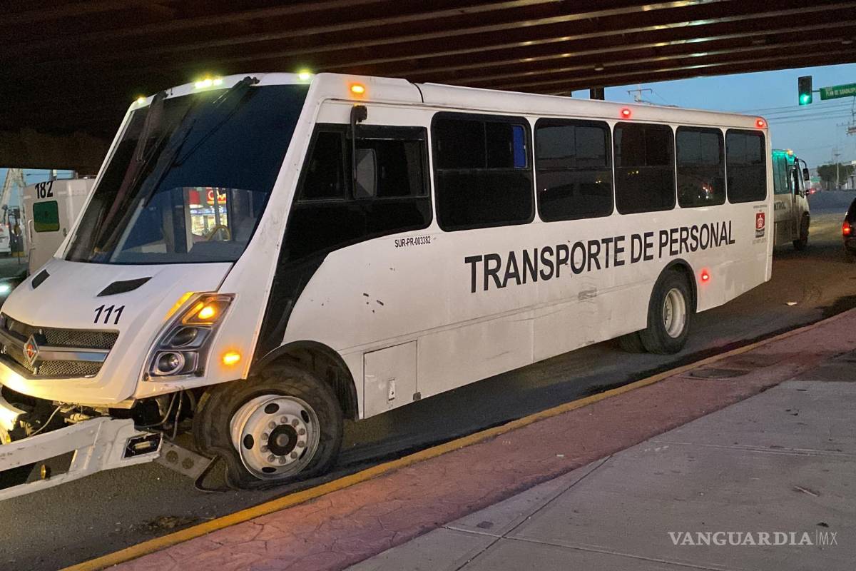 Imprudente conductor se pasa el rojo y choca contra transporte de personal, en la carretera Saltillo-Monterrey