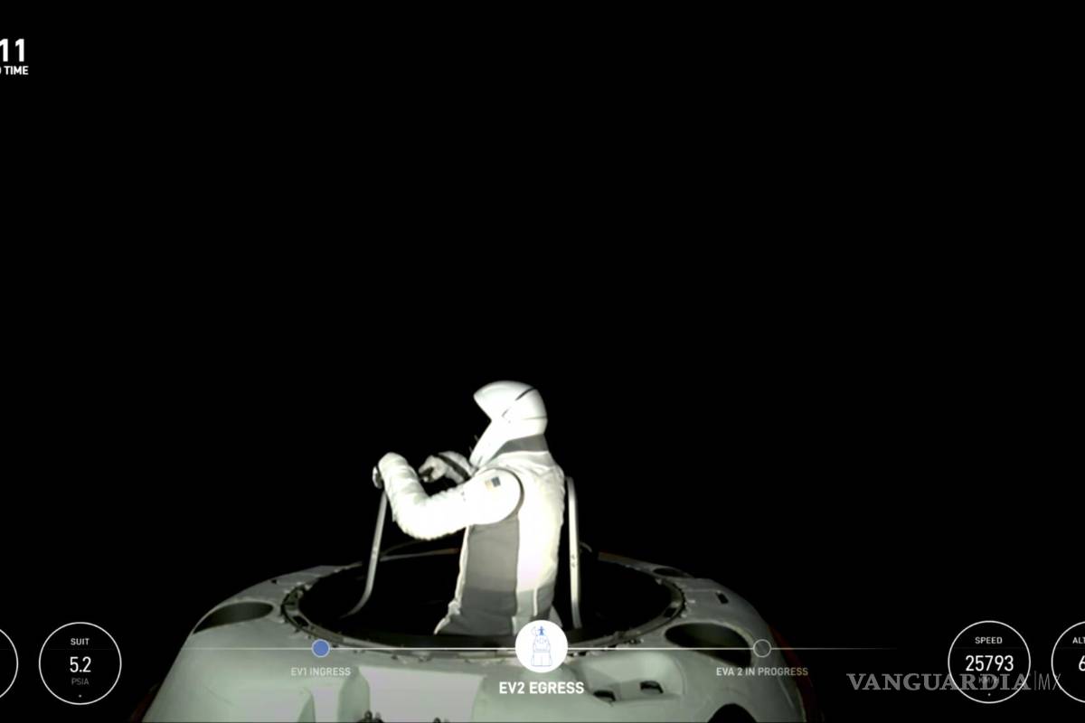 $!Esta imagen extraída de un vídeo de SpaceX muestra a la ingeniera de SpaceX Sarah Gillis saliendo de la cápsula.