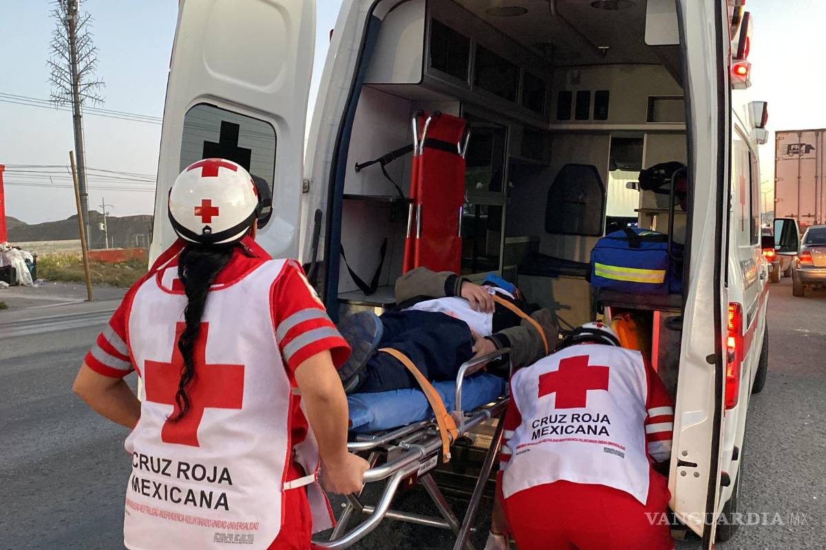 Da vuelta tráiler y derriba a motociclista al norte de Saltillo; conductor termina lesionado