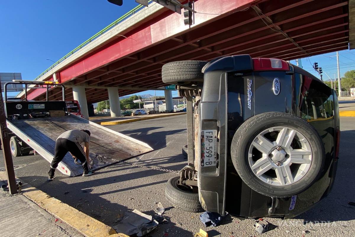 Oootro conductor ebrio ocasiona accidente en Saltillo; se queda dormido al volante, lo despiertan y choca