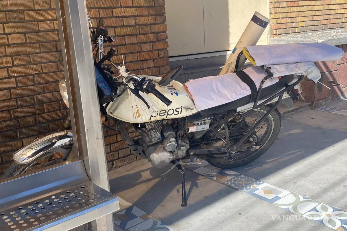 Cobrador termina con su moto atorada en las vías del tren y sufre caída, en la Zona Centro de Saltillo