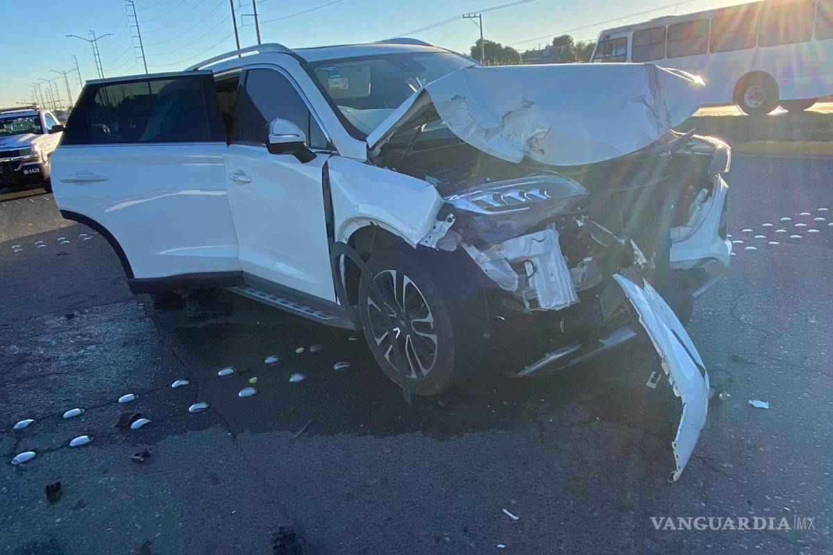 Camioneta sin control choca contra remolque por exceso de velocidad al sur de Saltillo