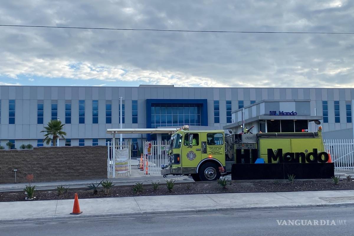 Evacuan a trabajadores de planta en el parque Server de Arteaga por incendio de contenedores