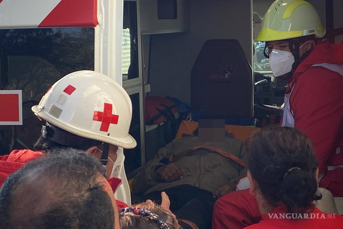 No lo ven y vehículo atropella a adulto mayor al norte de Saltillo; hombre resulta ileso