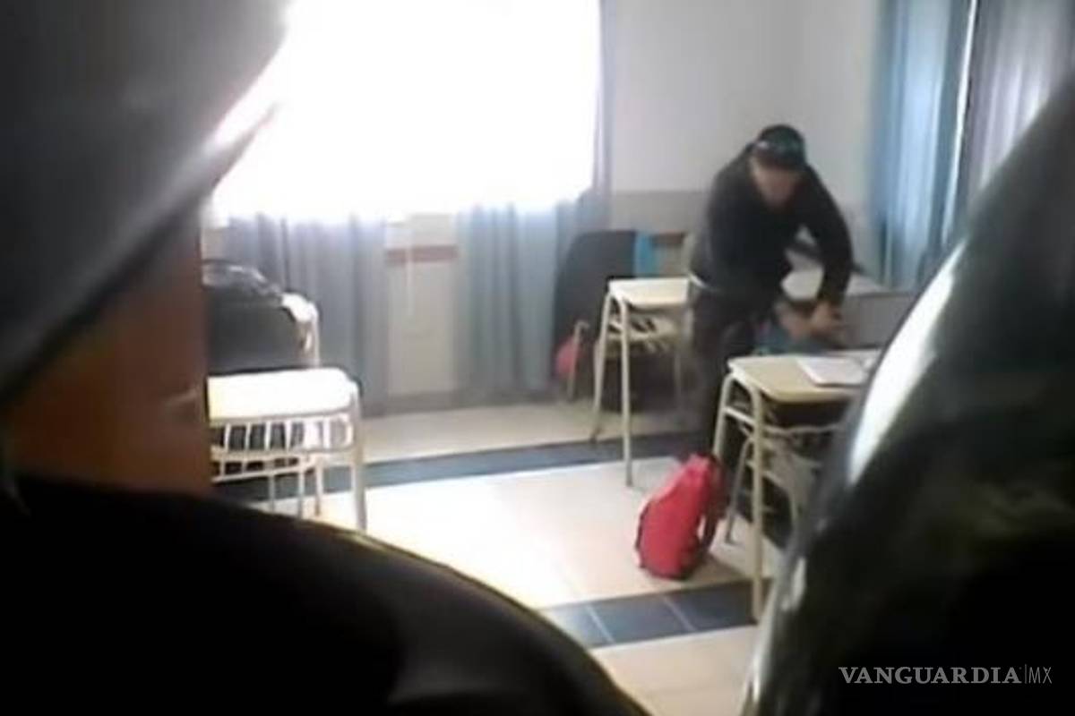 Con cámara alumnos sorprenden a profesor saqueando sus mochilas