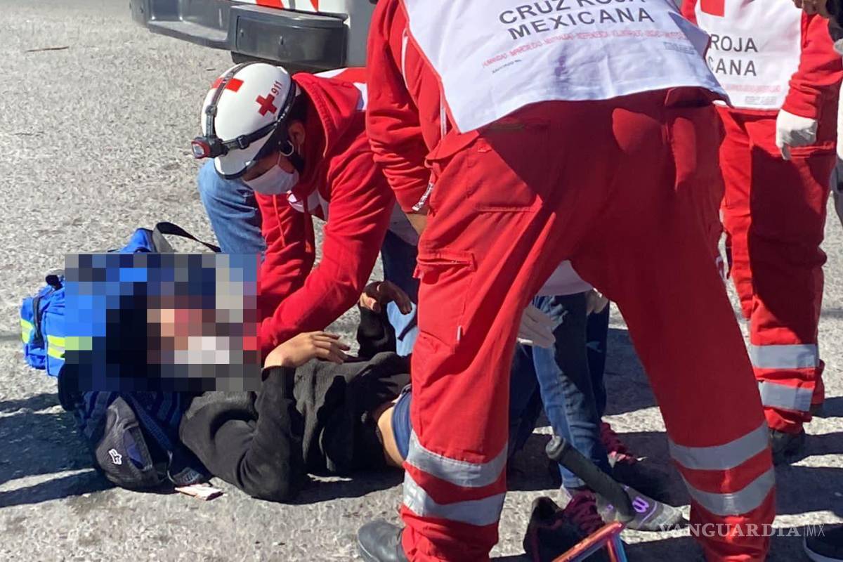 Camioneta choca a ciclista en periférico LEA Saltillo; se reporta delicado