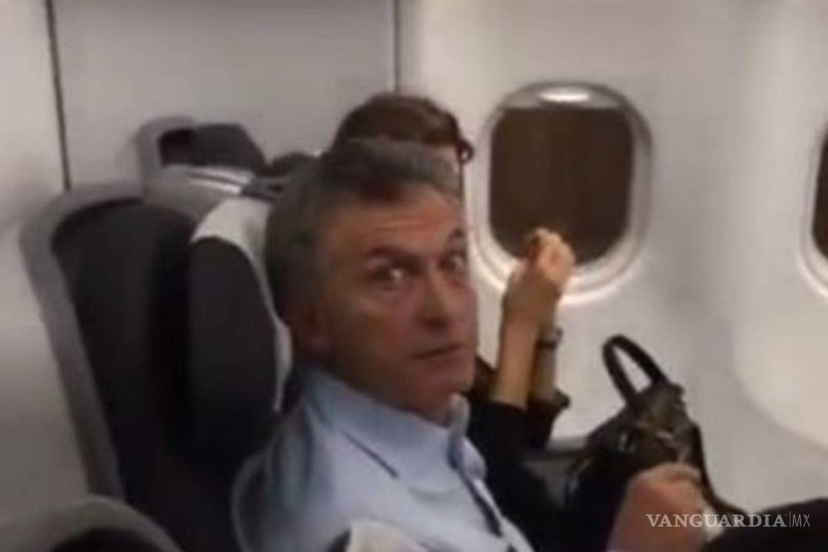 'Ladrón, arruinaste al país, ¿No te da vergüenza?&quot;: Pasajera encara a Mauricio Macri (video)
