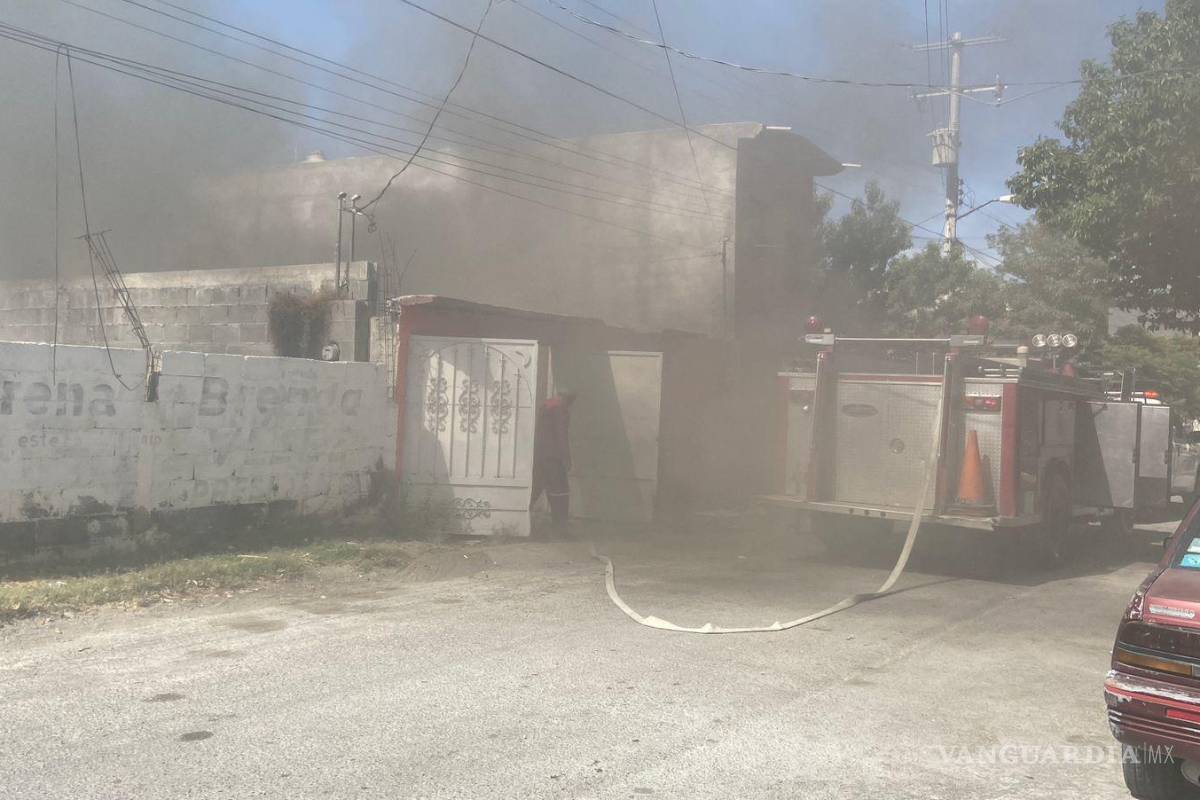 Fuego arrasa casa en Parras tras presunto corto circuito; gato es rescatado con quemaduras leves