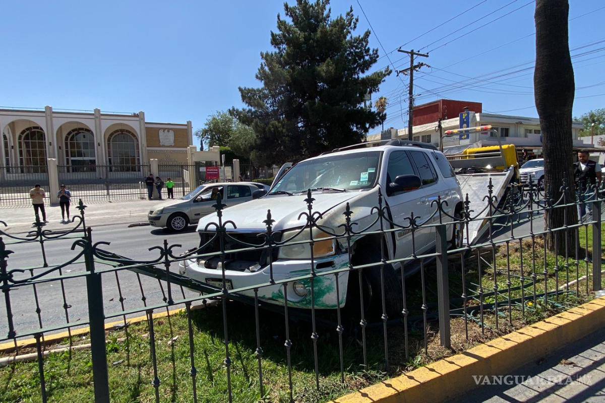 Adulto mayor no hace alto, se atraviesa y ocasiona accidente frente a Rectoría UAdeC en Saltillo