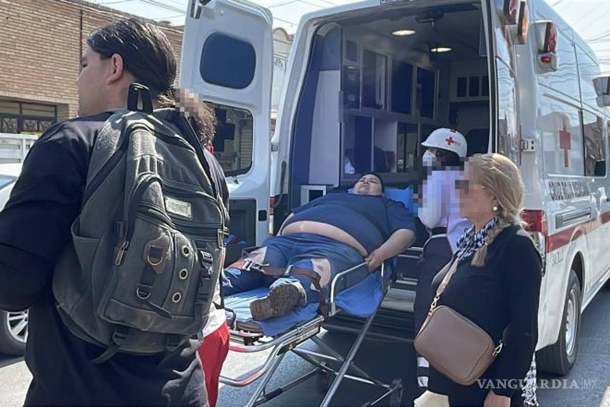 $!Paramédicos de la Cruz Roja brindaron los primeros auxilios al lesionado y posteriormente lo trasladaron a un hospital privado para su atención médica.