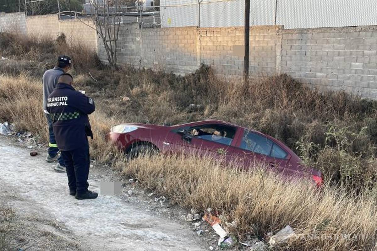 $!Elementos de la Policía Municipal de Tránsito acudieron al cruce de Luis Echeverría Álvarez y Álvaro Obregón para tomar conocimiento del accidente registrado la mañana de este miércoles.