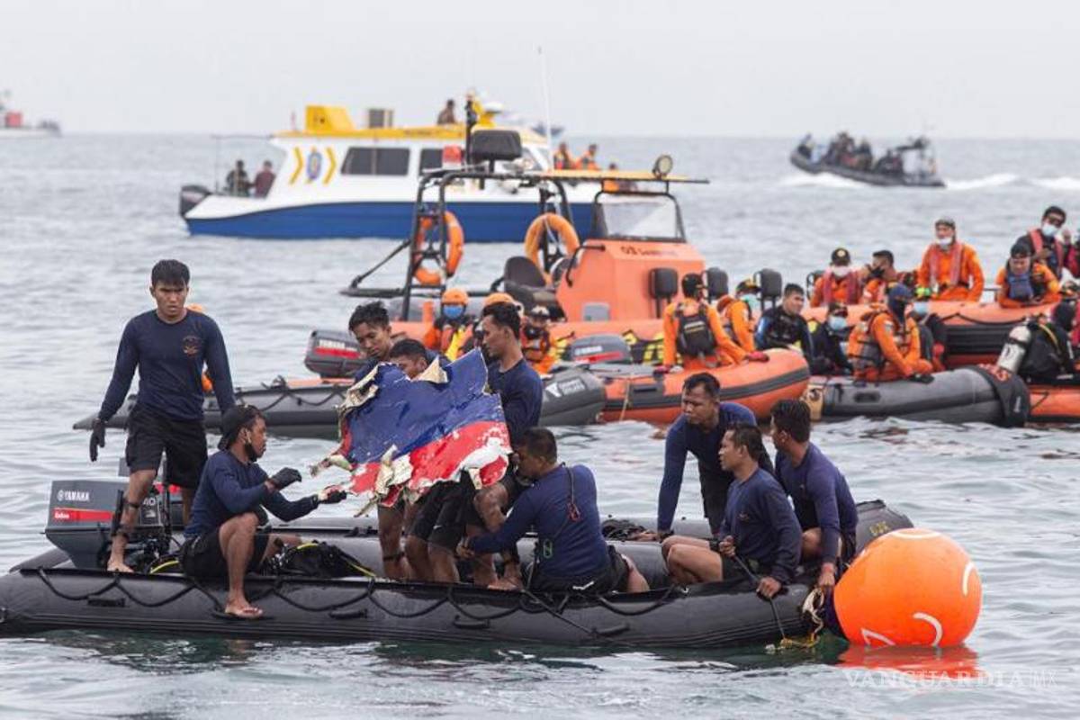 Hallan cajas negras del avión accidentado en Indonesia y recuperan restos humanos