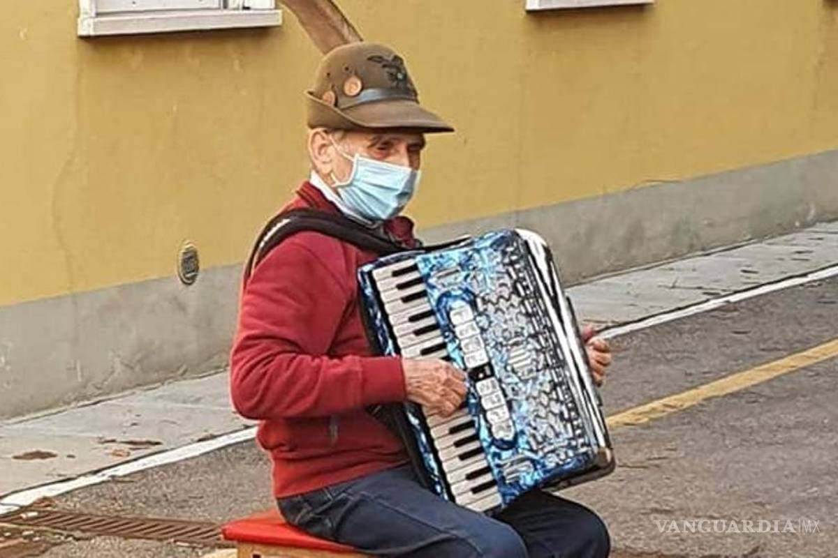 Abuelo lleva serenata a su esposa afuera de hospital en Italia