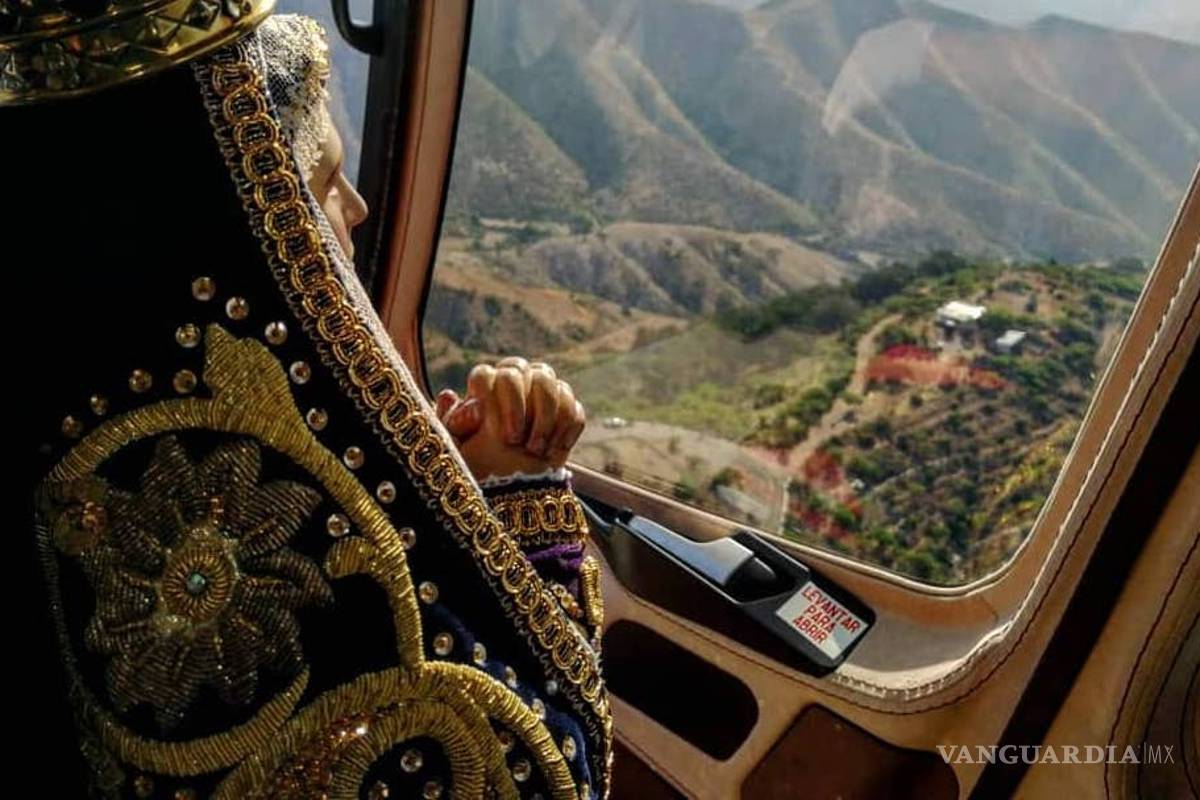 $!¿Cuál crisis?... Obispos, sacerdotes y la Virgen de los Dolores lanzan bendiciones desde helicópteros y avionetas (video)