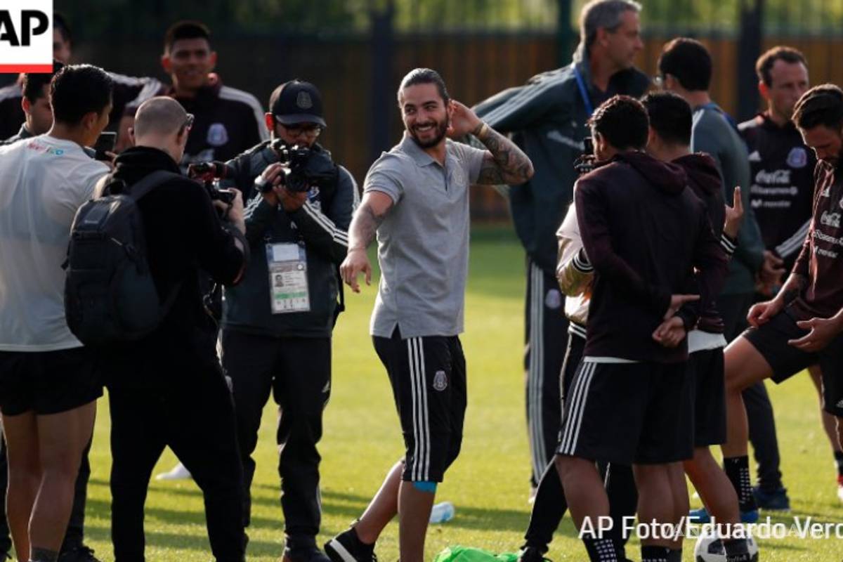 Outfit de Maluma desata batalla de memes en redes sociales