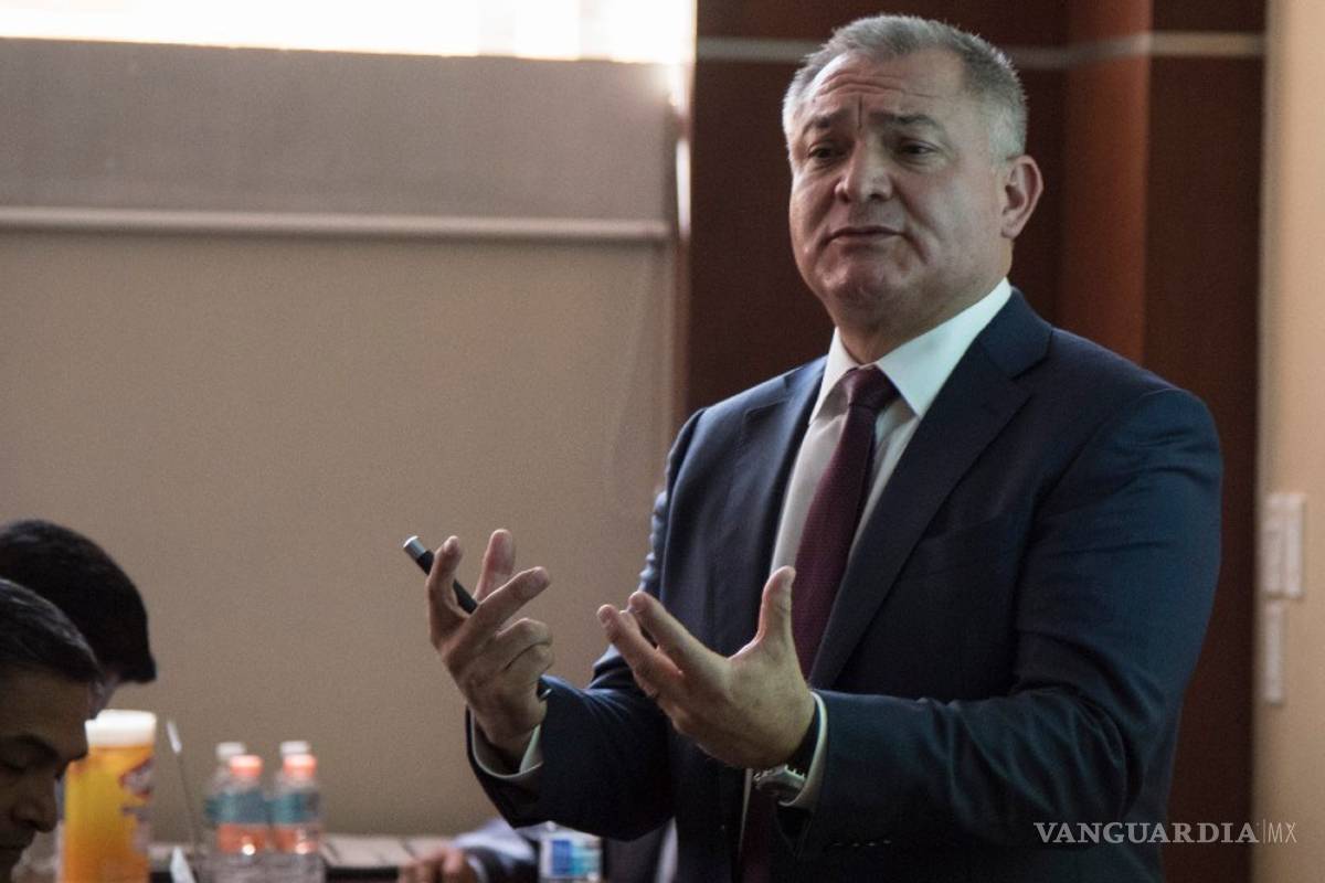García Luna en su comparecencia... del Superpolicía al manojo de nervios; gobierno le congela cuentas