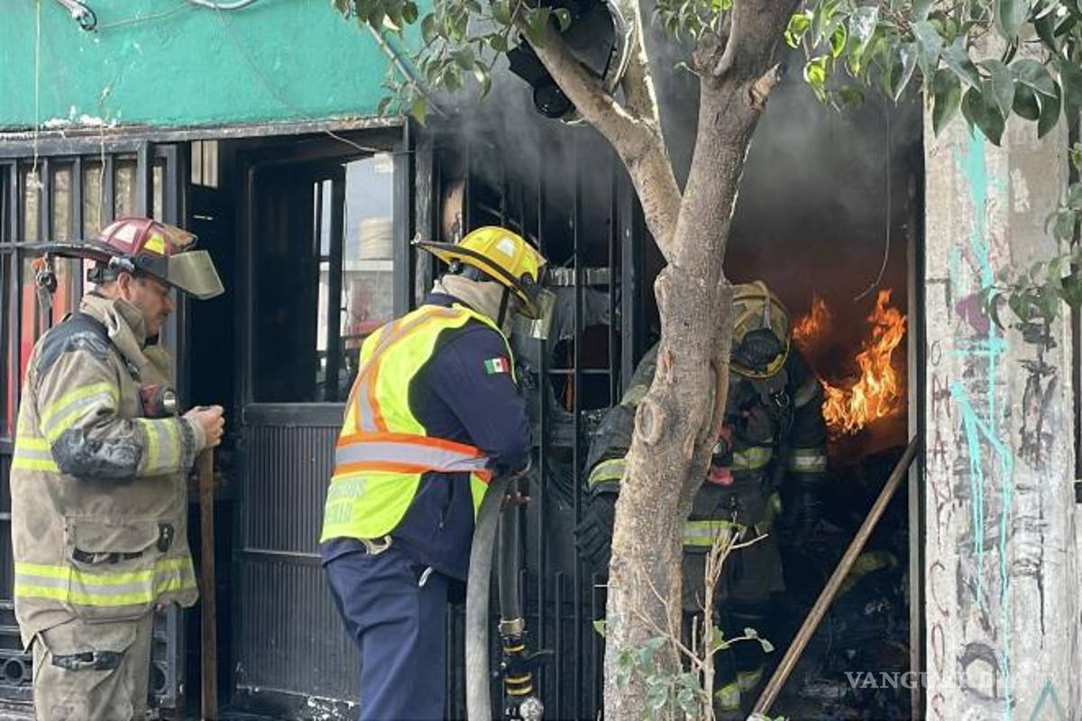 $!Elementos del cuerpo de bomberos trabajaron para evitar que las llamas se propagaran a viviendas cercanas.