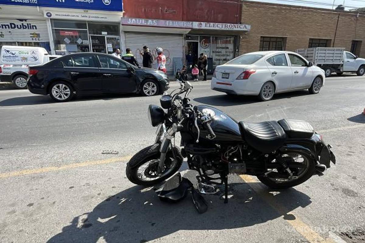 $!La conductora del Chevrolet Cruze fue detenida en el lugar mientras se esperaba la intervención de la aseguradora para responder por los daños y gastos médicos.