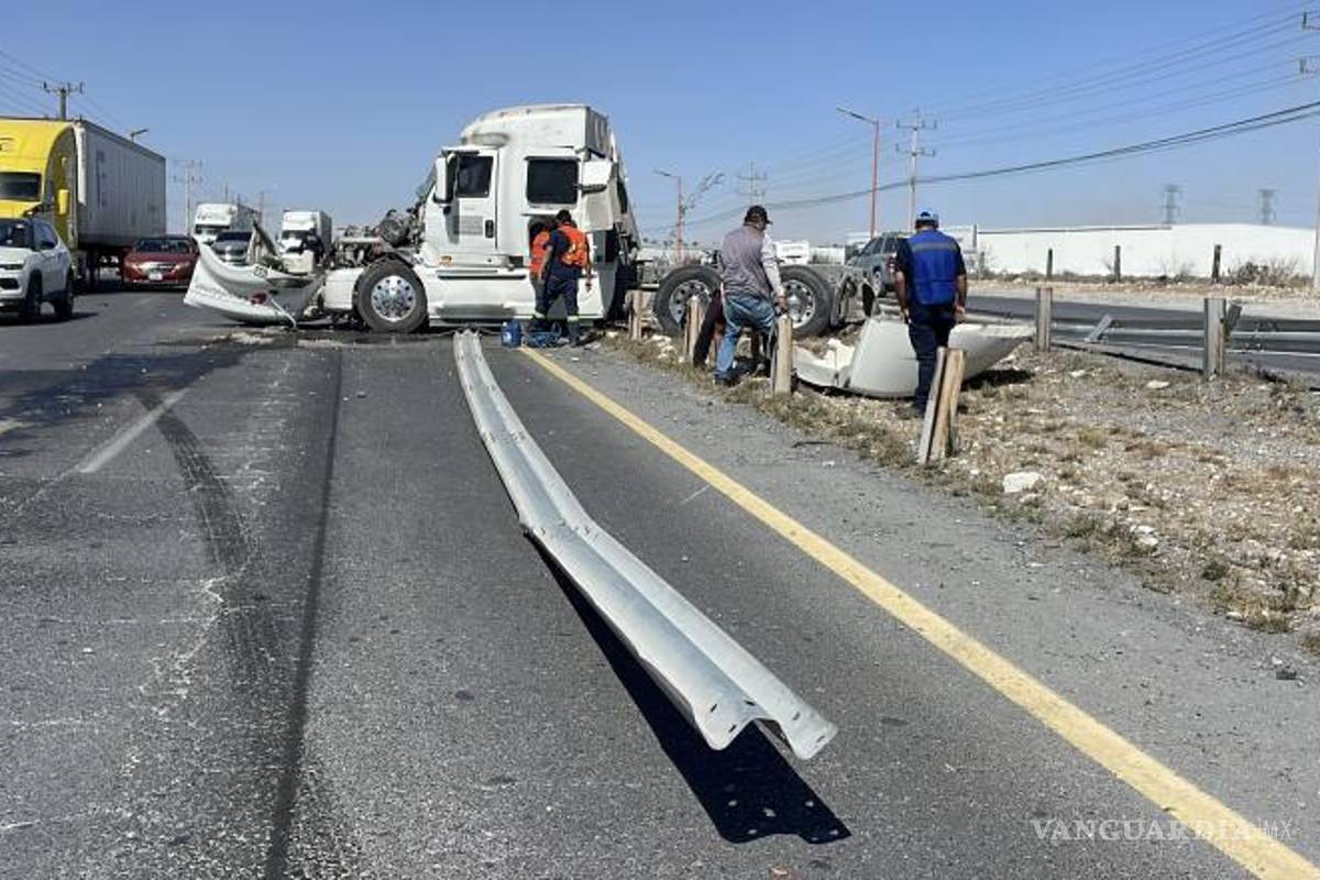 $!El accidente se registró a la altura del kilómetro 5+500 del libramiento Óscar Flores Tapia, en dirección de Ramos Arizpe hacia Arteaga.
