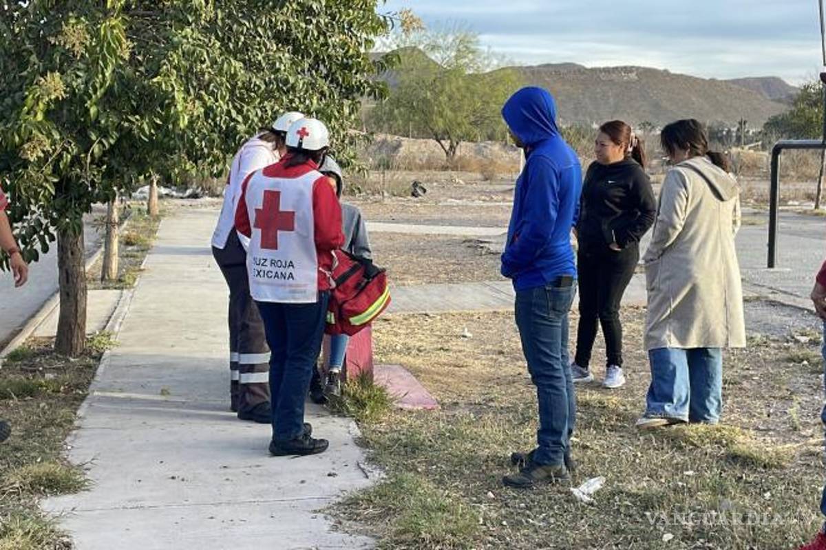 $!Una mujer resultó lesionada y fue atendida por paramédicos en el lugar.