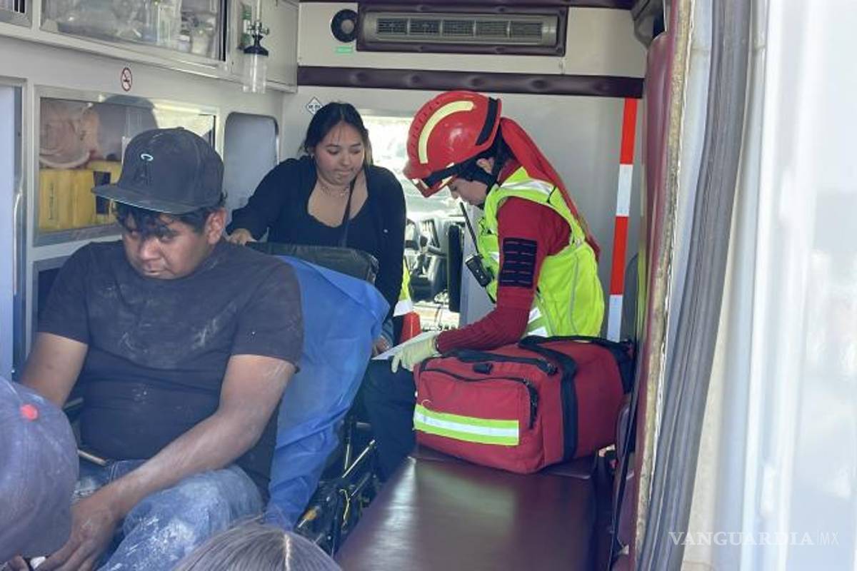 $!Elementos de Bomberos y paramédicos brindaron atención al operador, quien fue trasladado a la Clínica 88 para descartar lesiones internas.