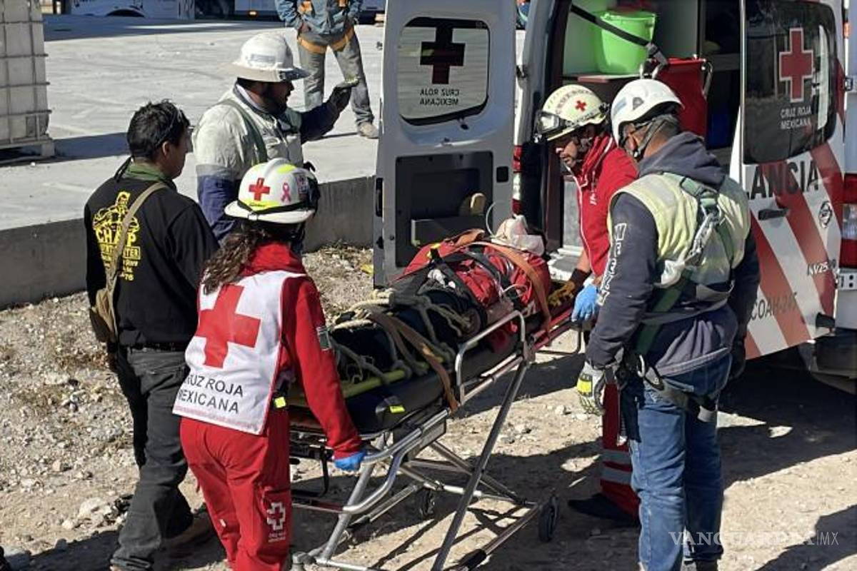 $!El trabajador fue llevado a la Clínica Dos del IMSS para recibir atención médica.