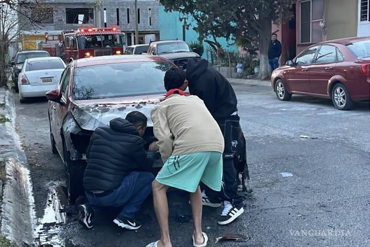 $!El automóvil Mazda 3 quedó detenido en la vía pública tras el siniestro.