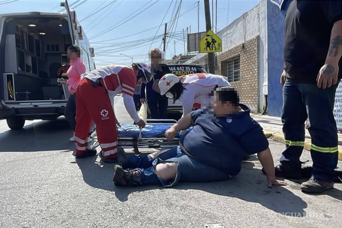 $!Elementos de Tránsito Municipal realizaron el peritaje correspondiente para deslindar responsabilidades entre la conductora y el motociclista afectado.