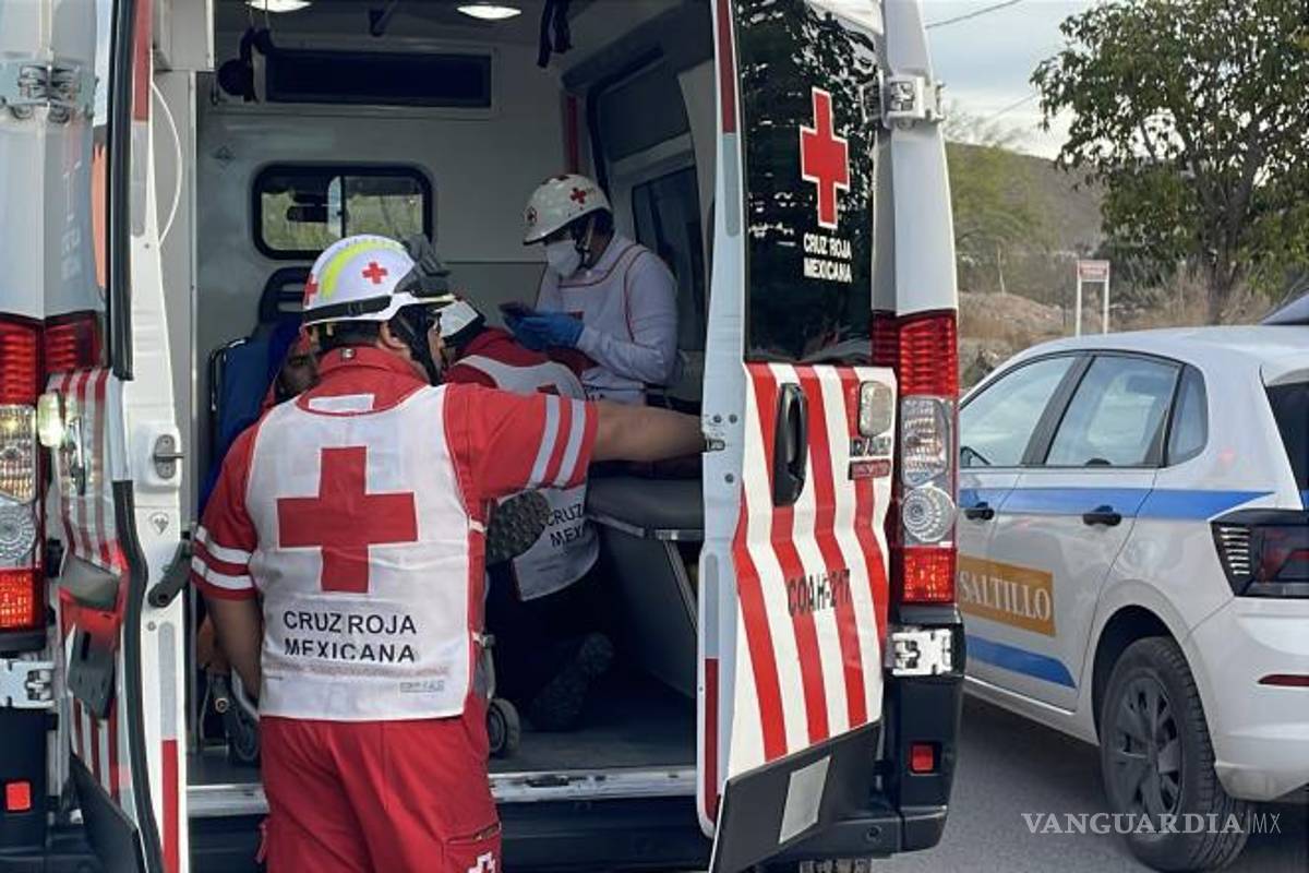 $!Paramédicos de la Cruz Roja brindaron atención prehospitalaria a los involucrados y descartaron lesiones de gravedad en el lugar.