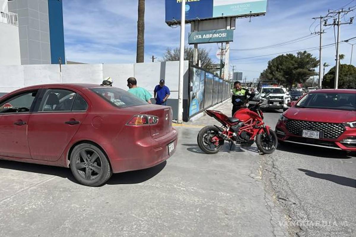 $!La Policía Municipal de Tránsito acudió al sitio para levantar el reporte correspondiente.