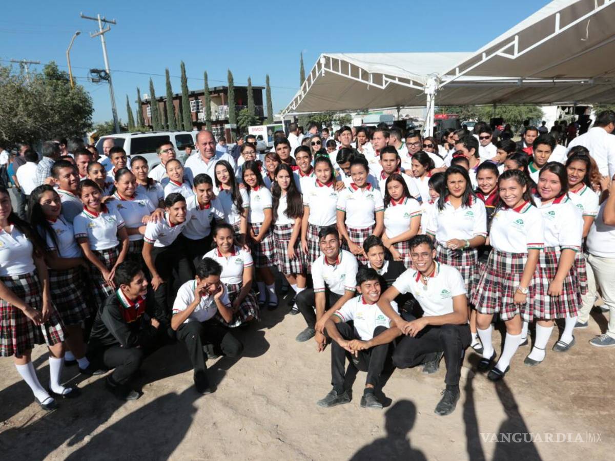 $!Coloca Rubén Moreira primera piedra de un centro de bachillerato