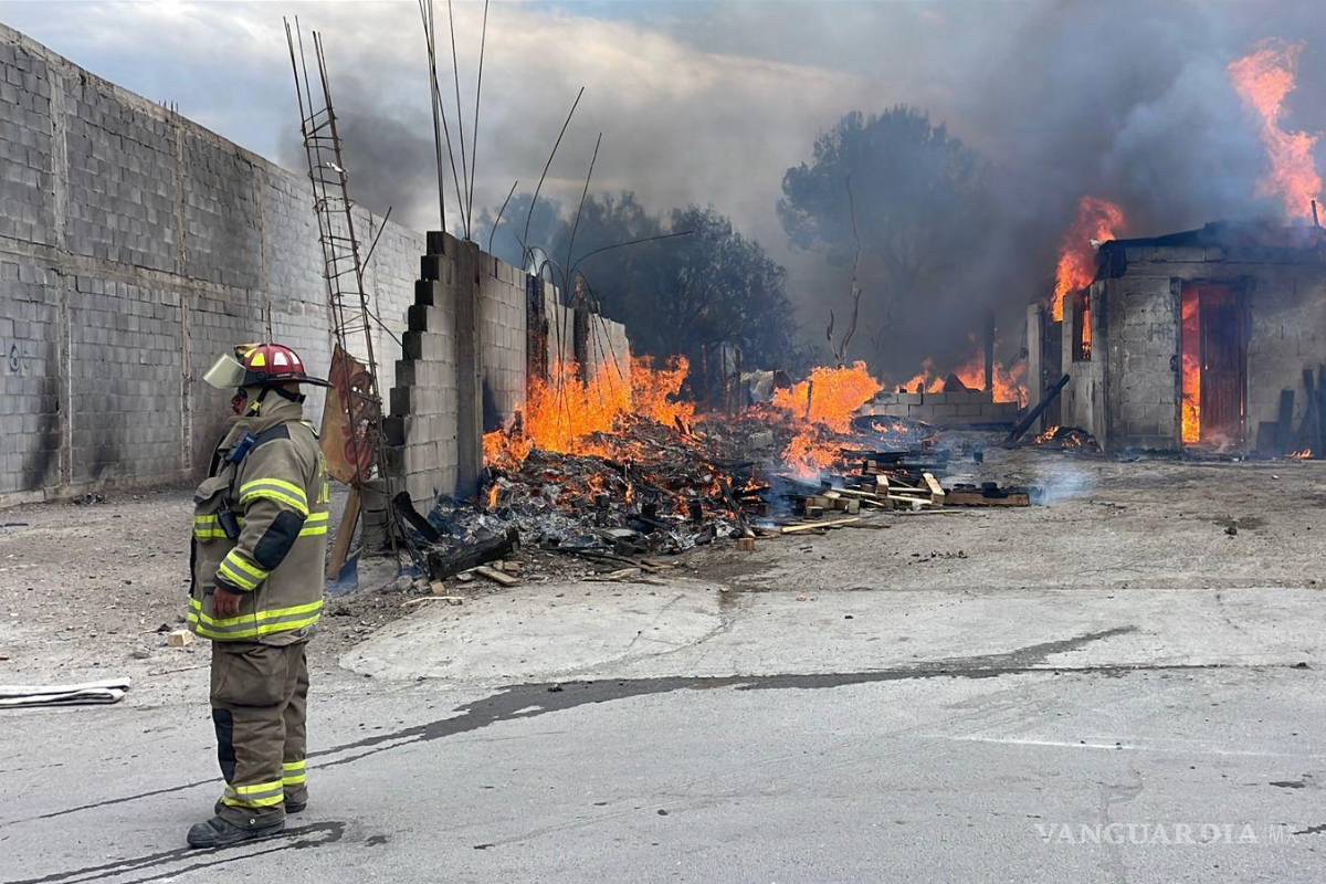$!Bomberos de las estaciones Sur y Poniente trabajaron varias horas para controlar el fuego.