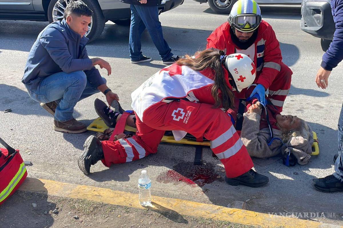 $!Paramédicos de la Cruz Roja brindaron atención prehospitalaria a la mujer de 74 años lesionada.