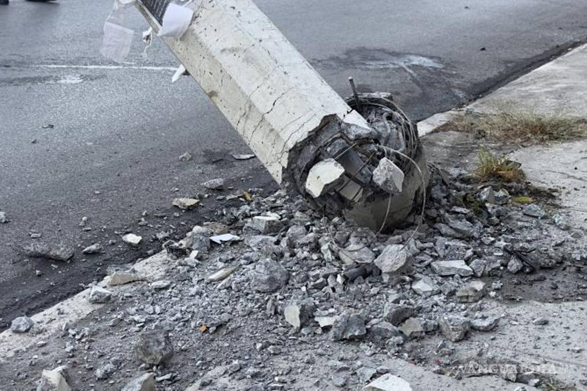 $!El poste fue derribado en las calles Carlos Salazar y San Lorenzo tras el accidente.