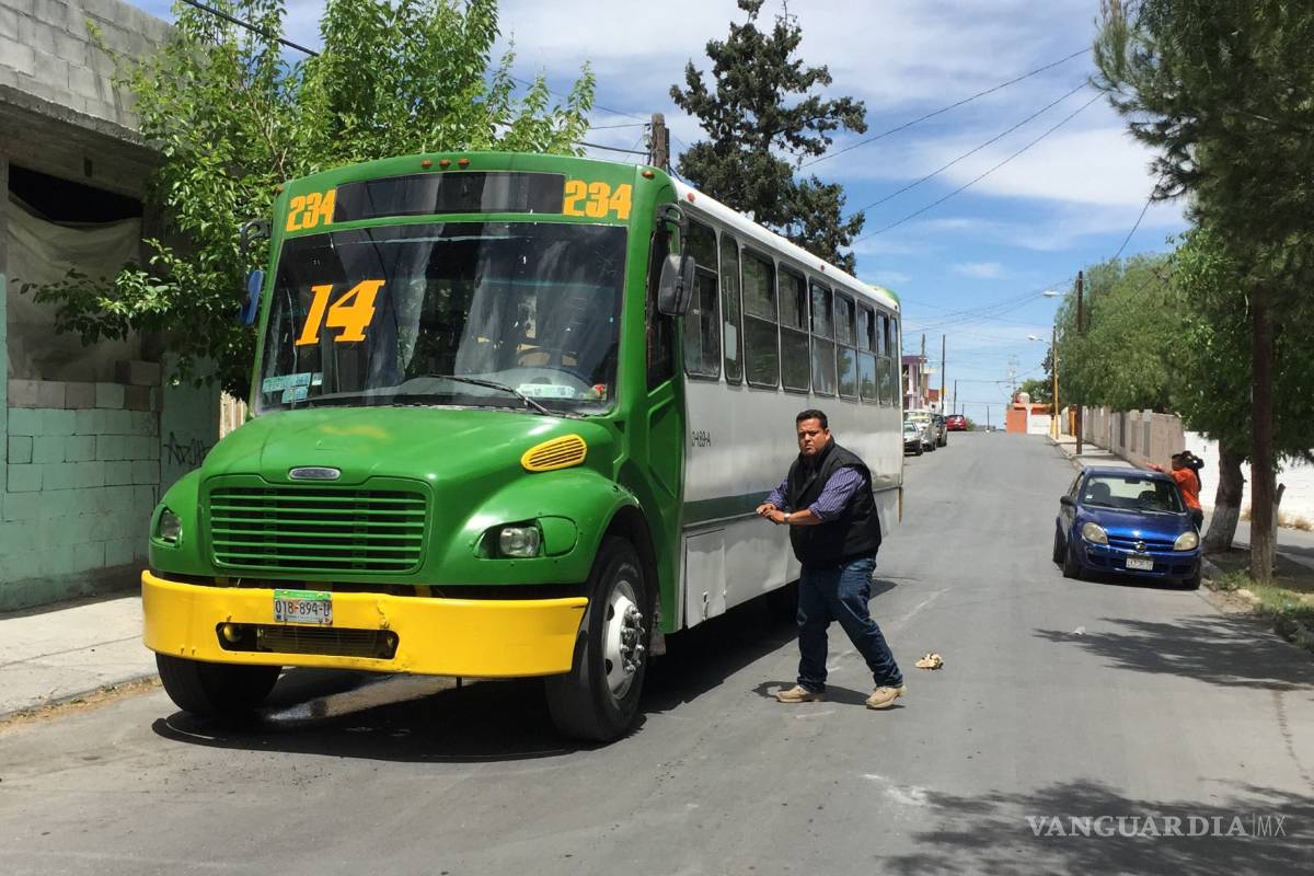 Menor se golpea contra el costado de una combi