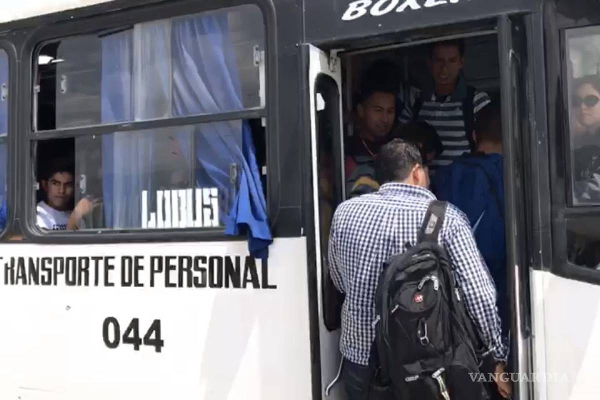 Universitarios viajan como sardinas