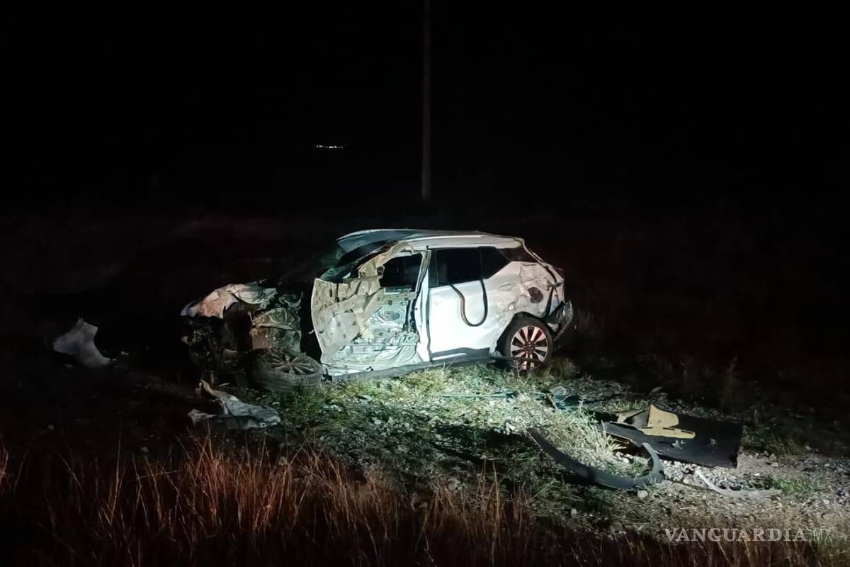 ¡Policías se salvan de milagro! Chocan contra tráiler y vuelcan en la carretera a Monclova