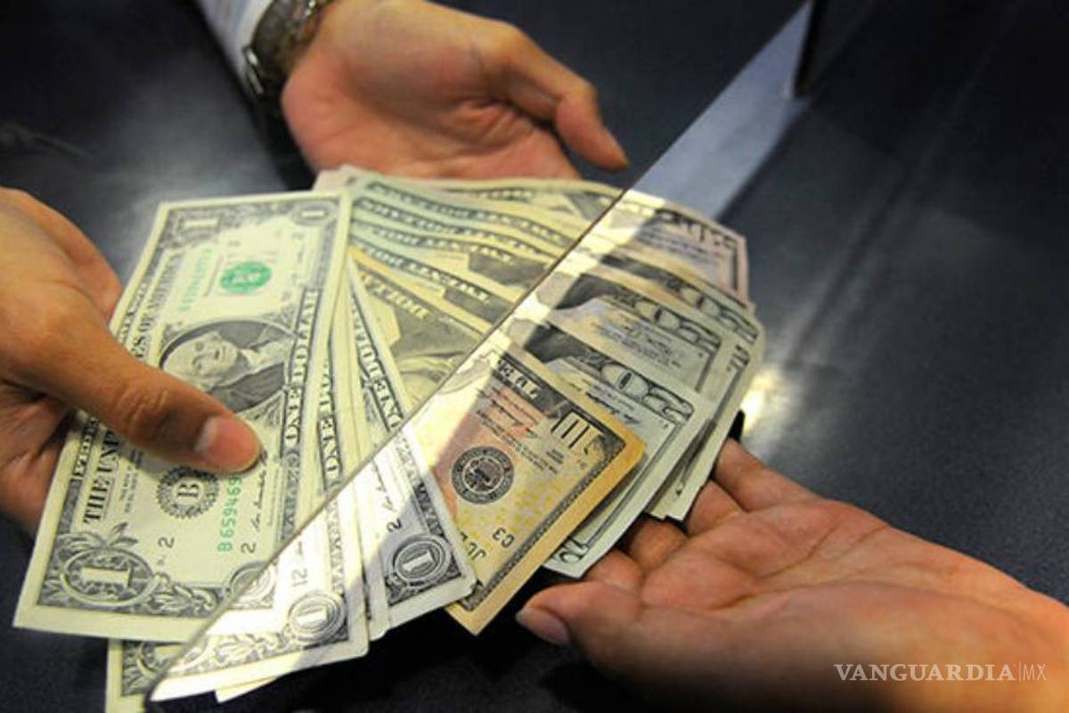 Dólar se cotiza hasta en 18.52 pesos en bancos de la capital del país